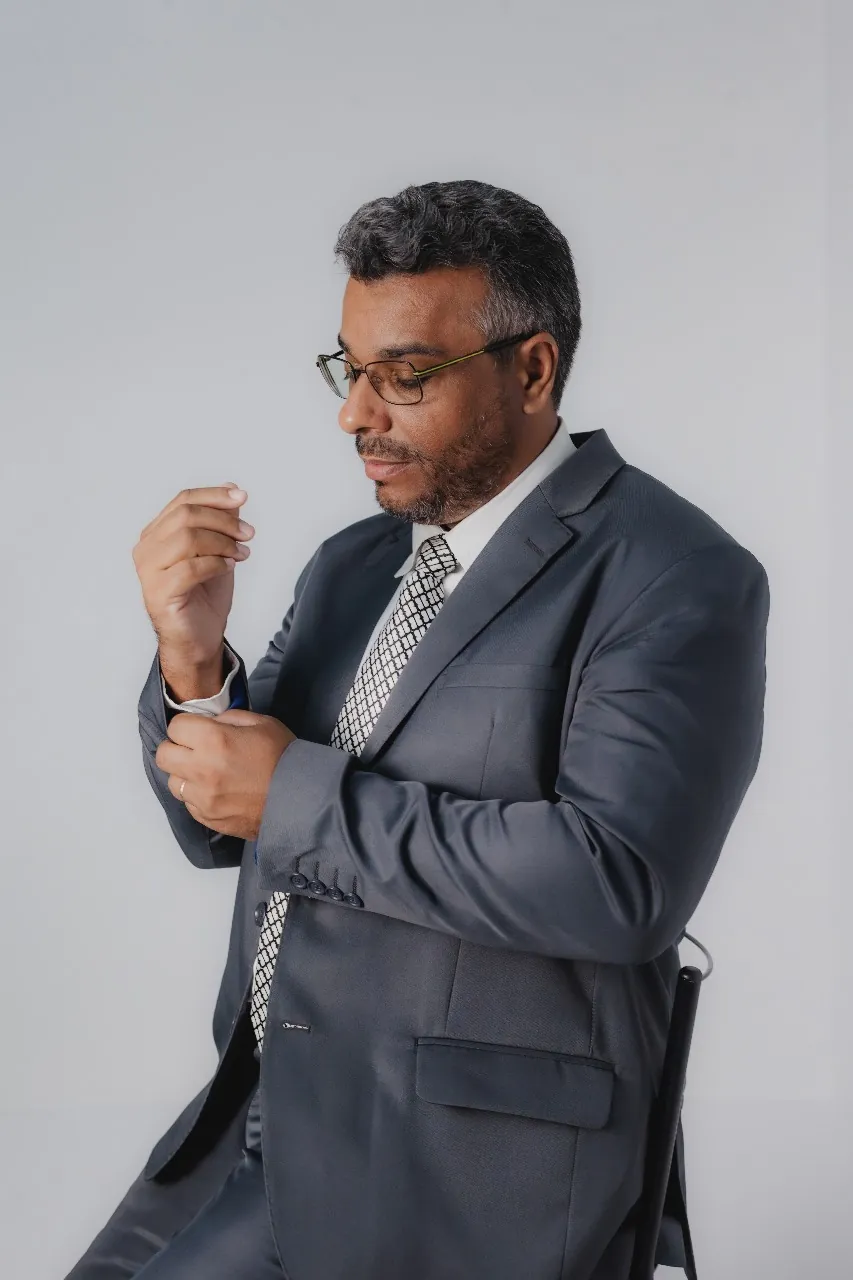 Dr. Menderson Rufino ajustando o punho da camisa