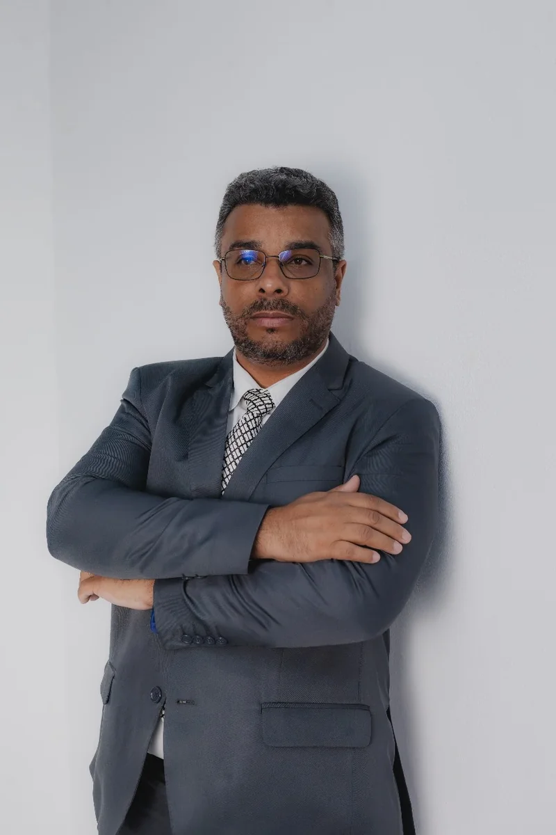 Dr. Menderson Rufino de braços cruzados